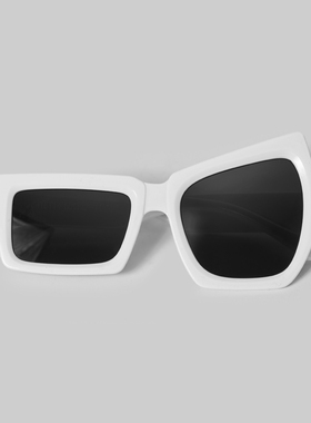 无聊了戴个大小眼太阳眼镜