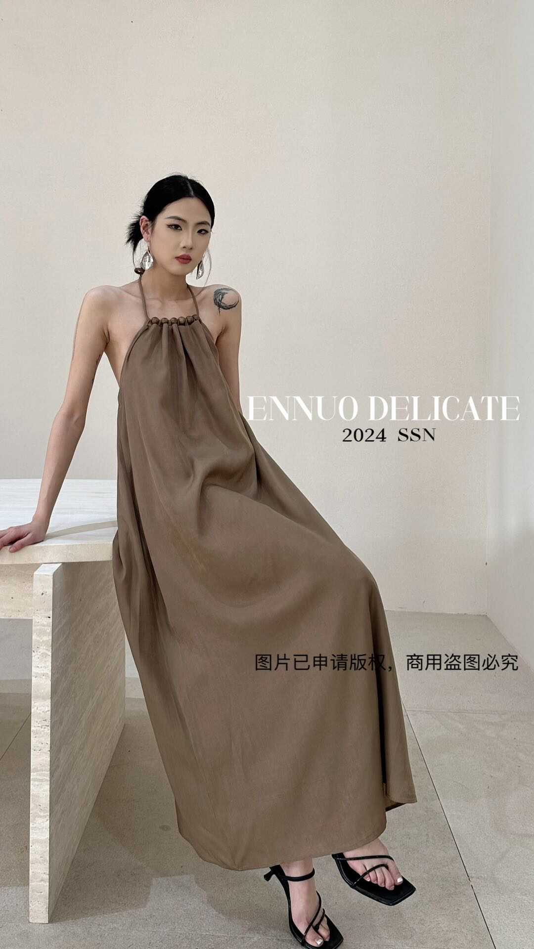 ENNUO 恩诺新款露背挂脖连衣裙女宽松休闲中长裙海边度假小众裙子 - 图3