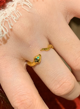 金光绿头小蛇戒指女轻奢时尚感