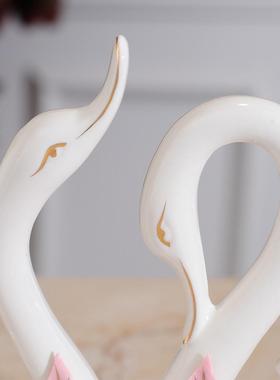 陶瓷家居装饰品酒柜创意电视柜天鹅摆件客厅工艺品结婚礼物办公室