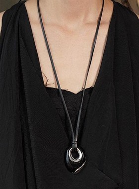 黑色几何吊坠皮绳长项链女小众设计高级感轻奢2024年新款毛衣链潮