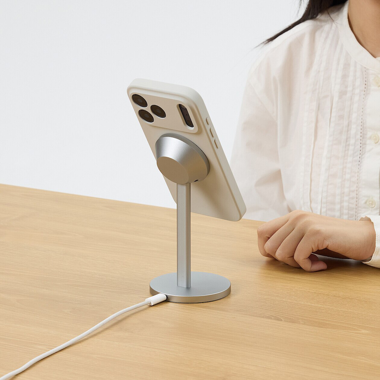 无印良品MUJI 铝合金磁吸 桌面无线充手机支架 无线充电角度可调节强力磁吸背贴手机壳后背磁吸直播居家办公 - 图2