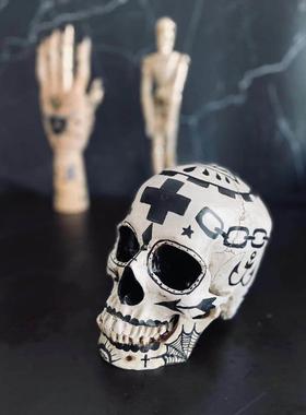 手绘树脂骷髅头个性十字架装饰覆古摆件酒吧纹身店道具个性礼物