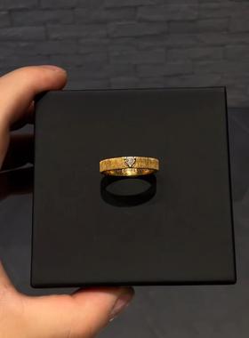 中古黑金色做旧拉丝三角锆石戒指