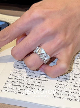 新中式绸缎感宽口拉丝扇形排戒指