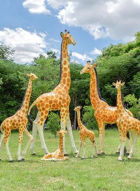 2026仿真长颈鹿雕塑玻璃钢户外动物大型落地摆件园林景观草坪景区