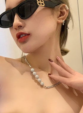 双B欧美风猫眼黑墨镜女凹造型