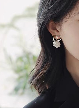 轻奢小众花瓣纯银针耳钉女款