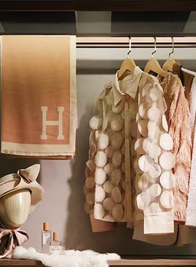 轻奢样板间衣帽间摆件售楼处女士衣柜衣服帽子围巾组合套软装饰品