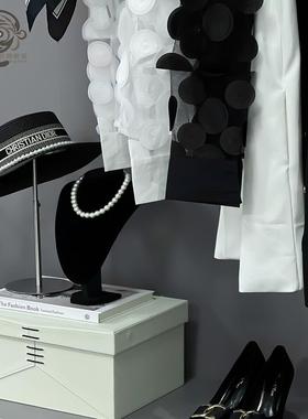 现代简约轻奢样板房衣帽间摆件软装饰品黑白马甲裙收纳箱