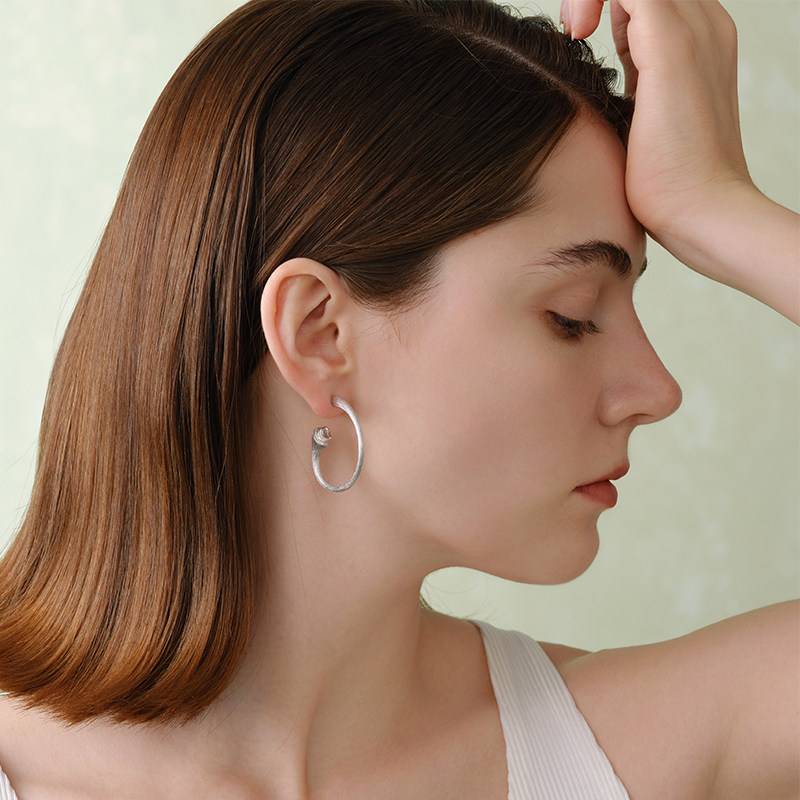 【立享9折】Neverfar自然之愈系列贝纹花苞C型耳环高级感 - 图2