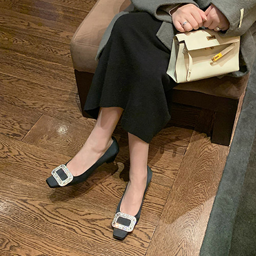 rv方扣水钻单鞋女2026新款秋浅口伴娘婚鞋中跟绸缎方头高跟鞋粗跟 - 图0