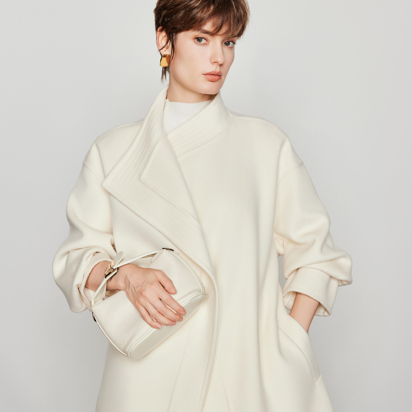 【云绒织境】CHICJOJO白色毛呢外套女25冬新款短款羊绒翻领大衣,淘宝优惠券,粉丝福利购,淘宝优惠卷