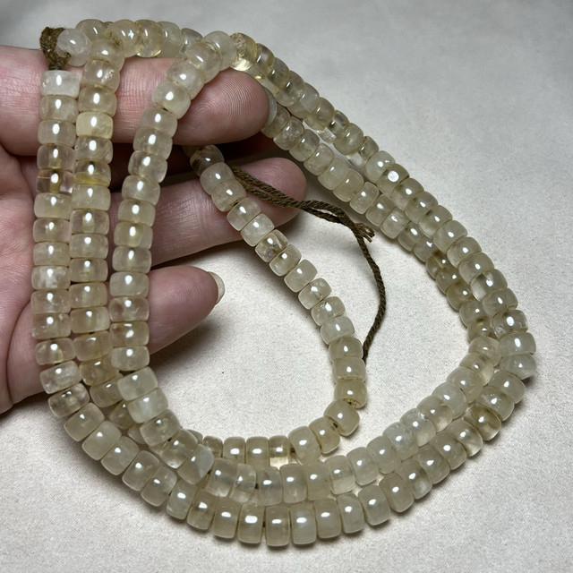 Antiques and miscellaneous natural old white crystal raw stones and old materials straight-cut wheel beads crystal old beads bracelets and toys accessories