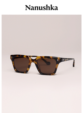 女士太阳眼镜Nanushka时尚
