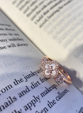 温柔粉贝母四叶花戒指