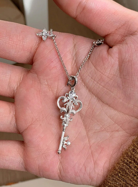 银色鸢尾花钥匙项链送女友礼物