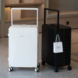 Универсальный вместительный и большой чемодан