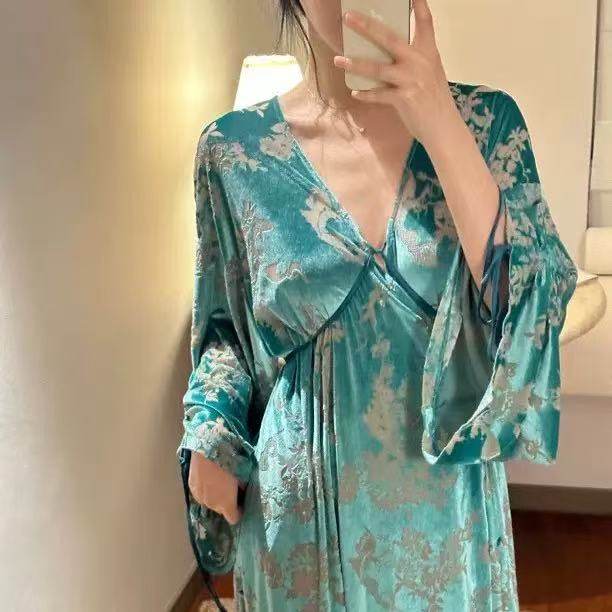 国风新中式老钱风烧花丝绒V领长款连衣裙女轻奢慵懒高级感家居服,淘宝优惠券,粉丝福利购,淘宝优惠卷