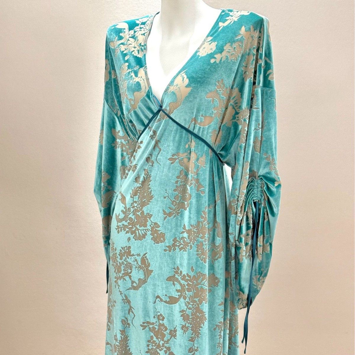 国风新中式老钱风烧花丝绒V领长款连衣裙女轻奢慵懒高级感家居服,淘宝优惠券,粉丝福利购,淘宝优惠卷