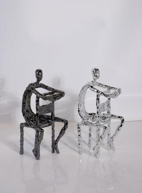 现代样板间工作室直播间金属电镀抽象铸铁看书小雕塑人物工艺品