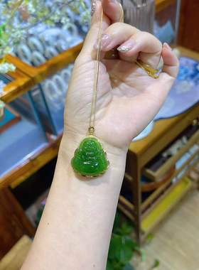 和田玉阳绿色弥勒佛吊坠底子冰无黑点银镶款尺寸26×25×8mm
