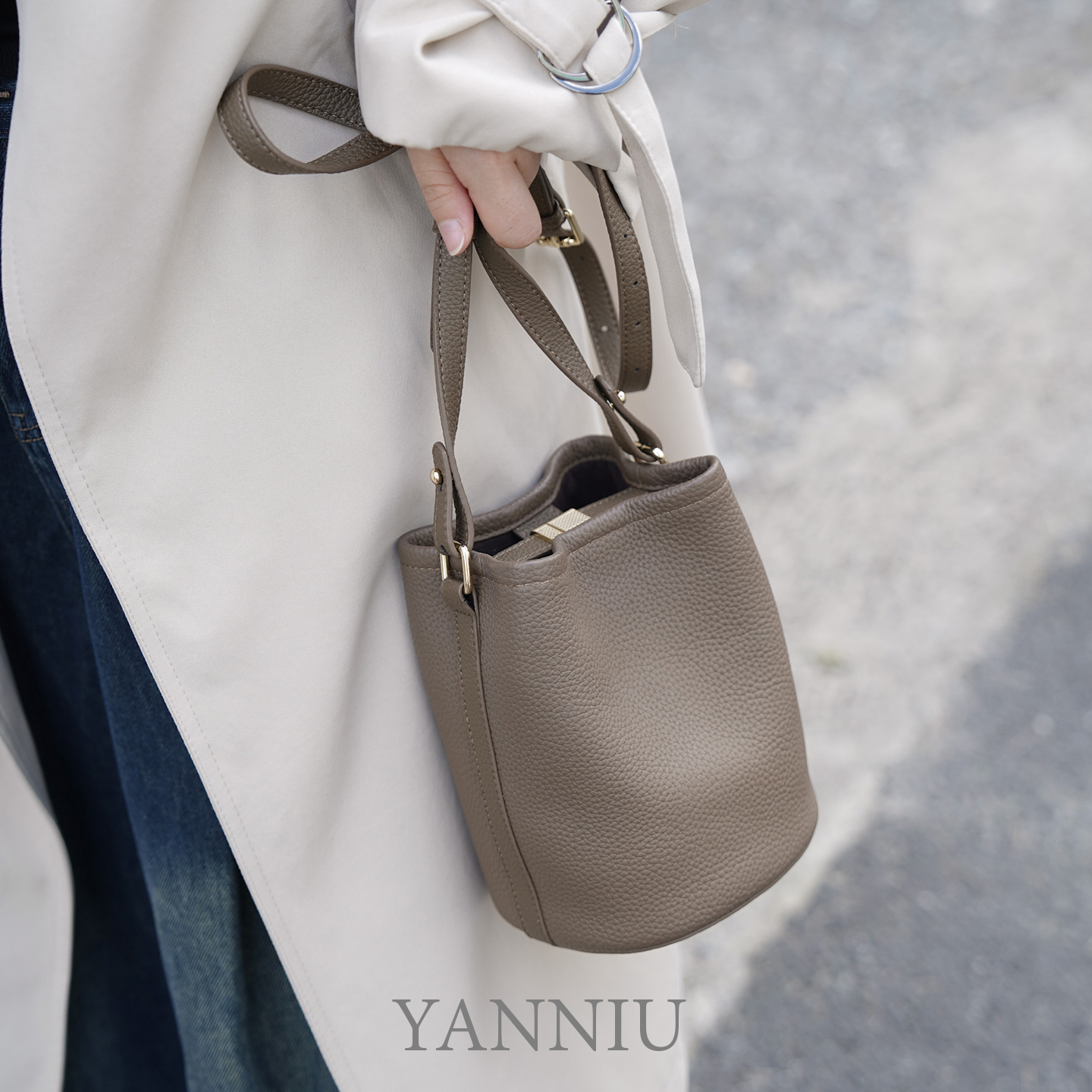 岩牛TC纹真皮手提水桶小包2025新款小众轻奢高级感斜跨软皮女款包 - 图3