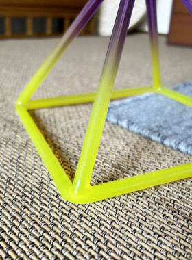 渐变彩色天然水晶金字塔