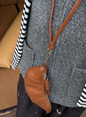 批发挂脖零钱包项链牛角包设计感小众凹造型月牙包口红耳机包