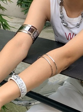 小众光面气质ins手镯新款叠戴搭配高级感手环百搭女臂环金属臂钏