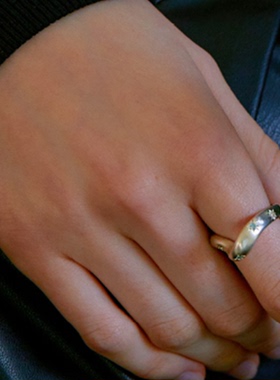 女款金色拉丝波浪开口戒指轻奢