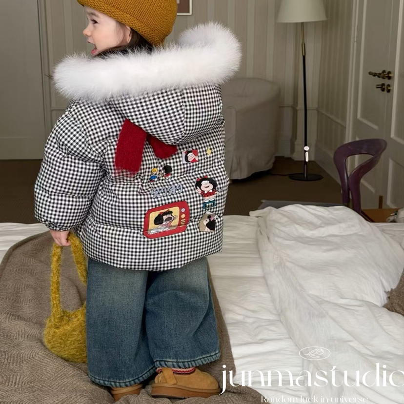 品牌童装女童宝宝儿童冬装大毛领连帽格子羽绒服牛角扣白鸭绒外套 - 图2