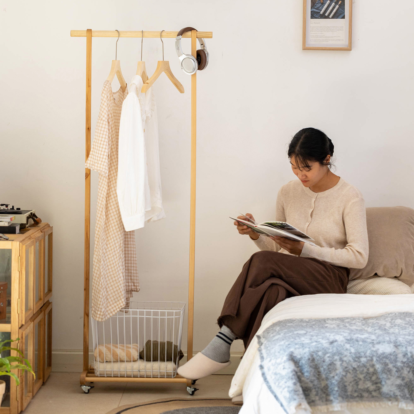 挂衣架可移动实木次净衣架家用卧室简约衣帽架脏衣篓收纳置物架子 - 图1