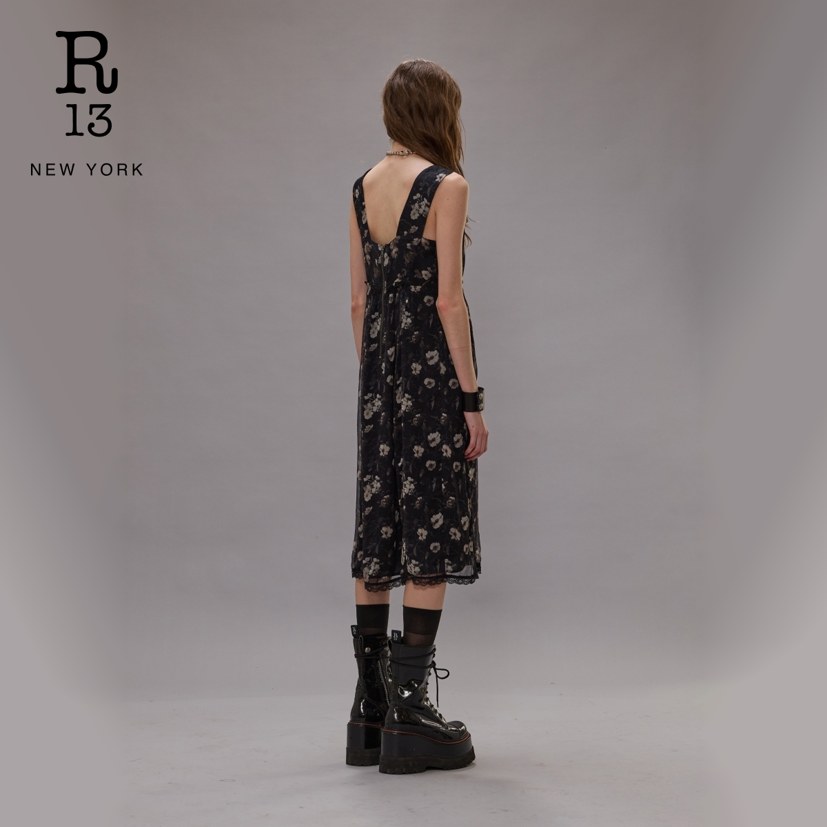 R13 2025秋冬系列 V领复古印花中长款连衣裙 - 图2