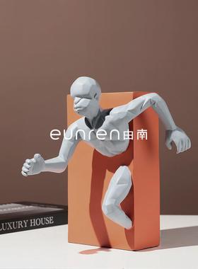 北欧创意树脂雕塑工艺抽象人物破墙追击者家居摆件样板房间装饰品