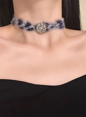 蓝色毛绒choker项链女