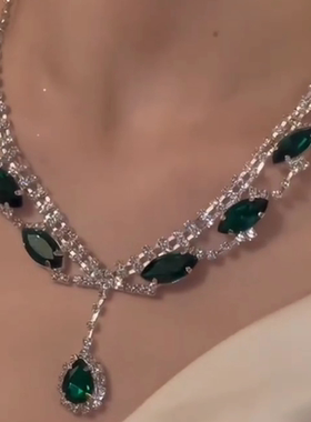 宫廷风绿色镶钻水滴项链耳环套装