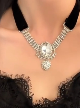 黑色丝绒布艺镶钻锆石项链