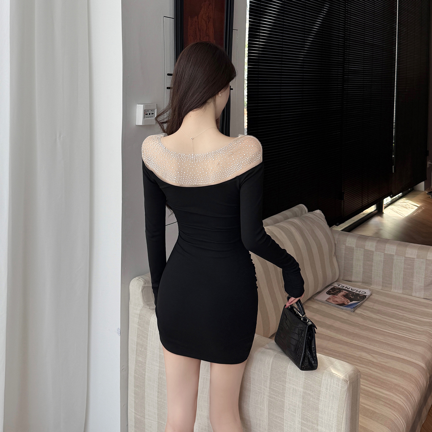 小可wiwi法式性感烫钻修身长袖黑色连衣裙女包臀显瘦短裙约会穿搭 - 图2
