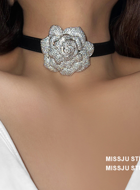 琚小姐立体玫瑰花黑皮带项链