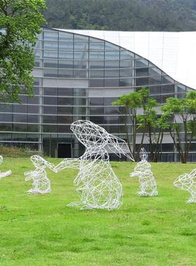 不锈钢镂空兔子雕塑园林景观小区草坪铁艺网格发光动物装饰品摆件