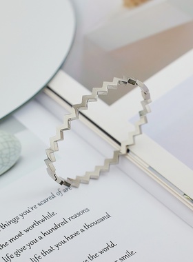 欧美手镯高级小众设计感手环w字母波浪形钛钢卡扣手镯