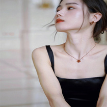 Natural 18k Gold Four Leaf Grass Necklace Woman Color Gold Lock Bone Chain AU750 Rose Gold Red Agate Pendant Light Lavish