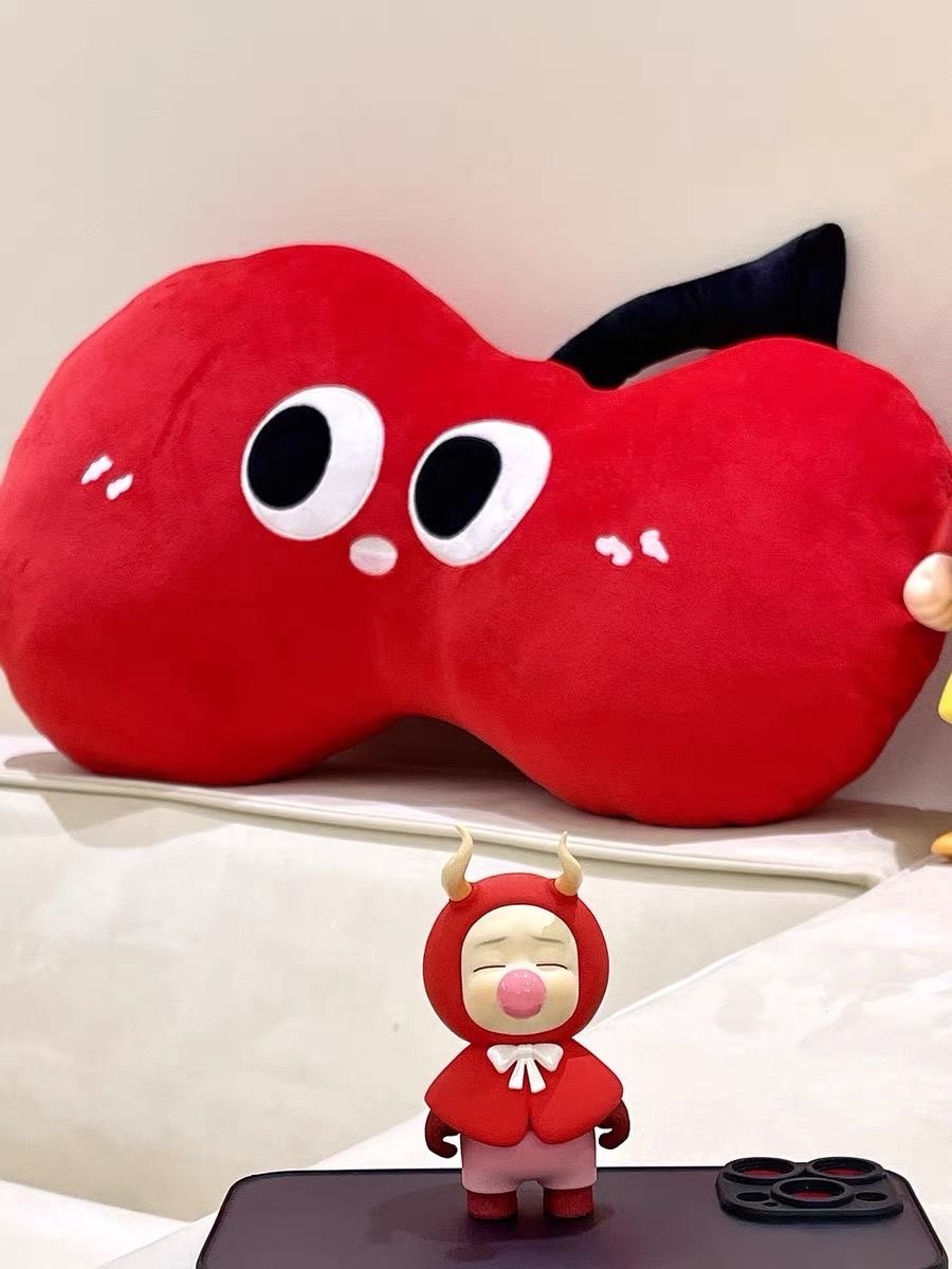 卡通大眼睛苹果抱枕宿舍靠垫床头装饰小红书少女心苹果圣诞节礼物