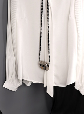 现代样板房衣帽间衣服摆件软装样板房衣柜装饰鞋帽衬衣黑白色调