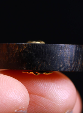 沉香雕件镶嵌K金老料沉水级