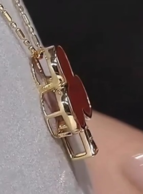 三叶草吊坠黑色天然钻石红玉髓