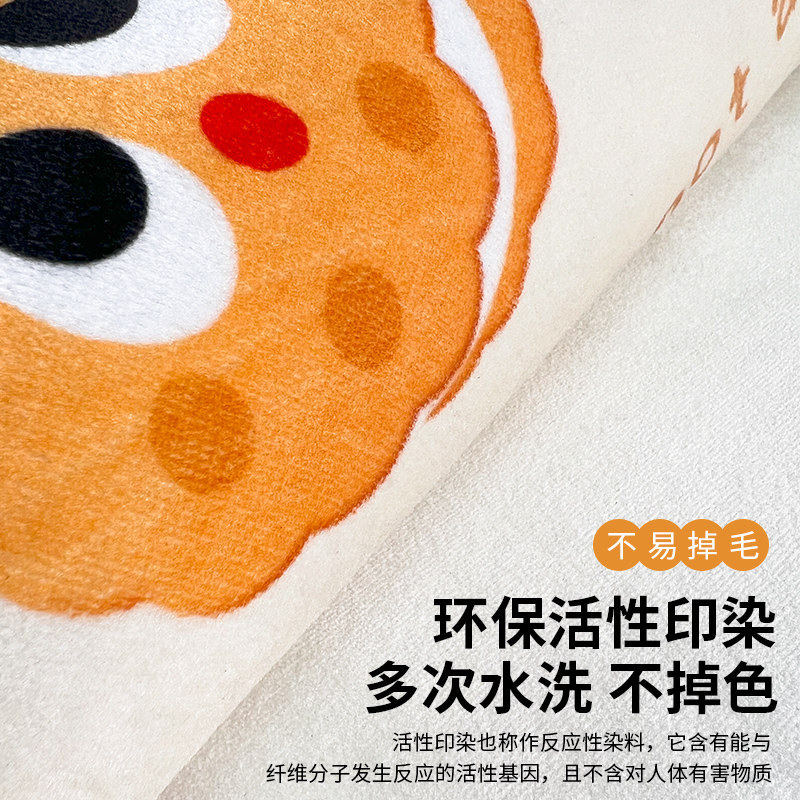 This contrasting color bedside rug fills the bedroom atmosphere