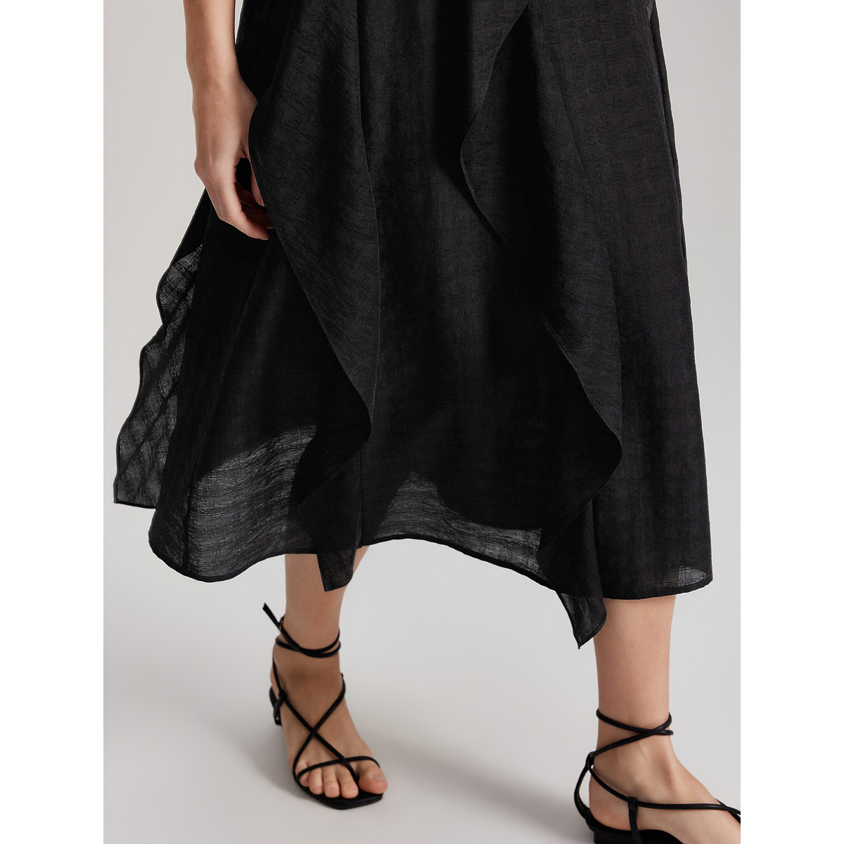 ELLE黑色高级感气质小众吊带连衣裙女2025夏季新款高端精致裙子,淘宝优惠券,粉丝福利购,淘宝优惠卷