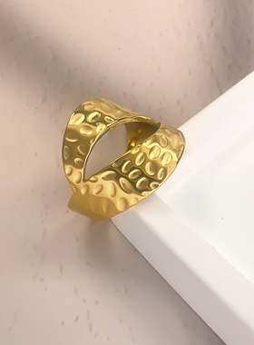 2025年新款几何艺术不锈钢情侣油压戒指宽面抛光18k镀金时尚配饰